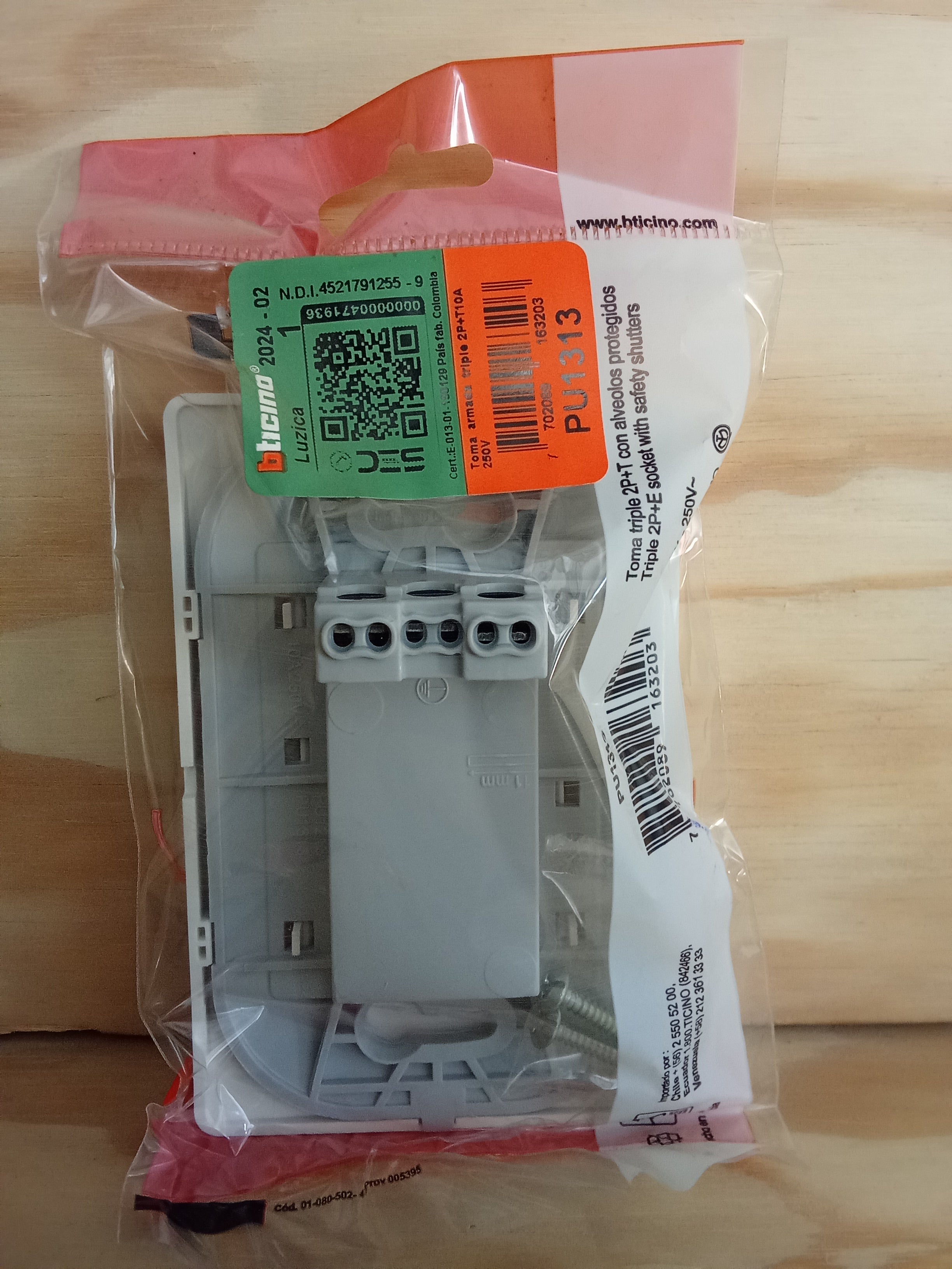 Toma Corriente Triple - 10A-250V
