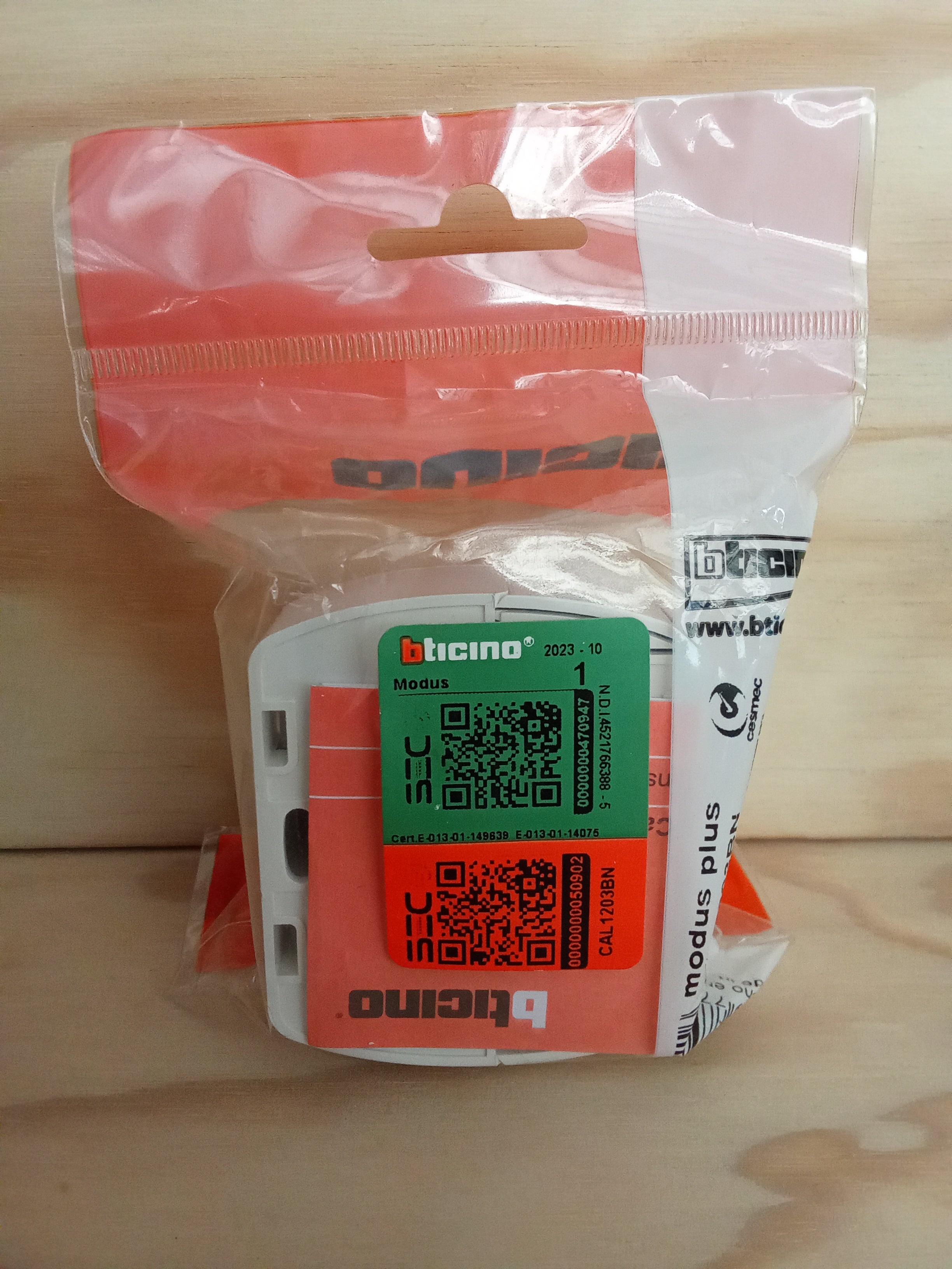 Casquete Interruptor + Toma De Corriente - 10A/250V