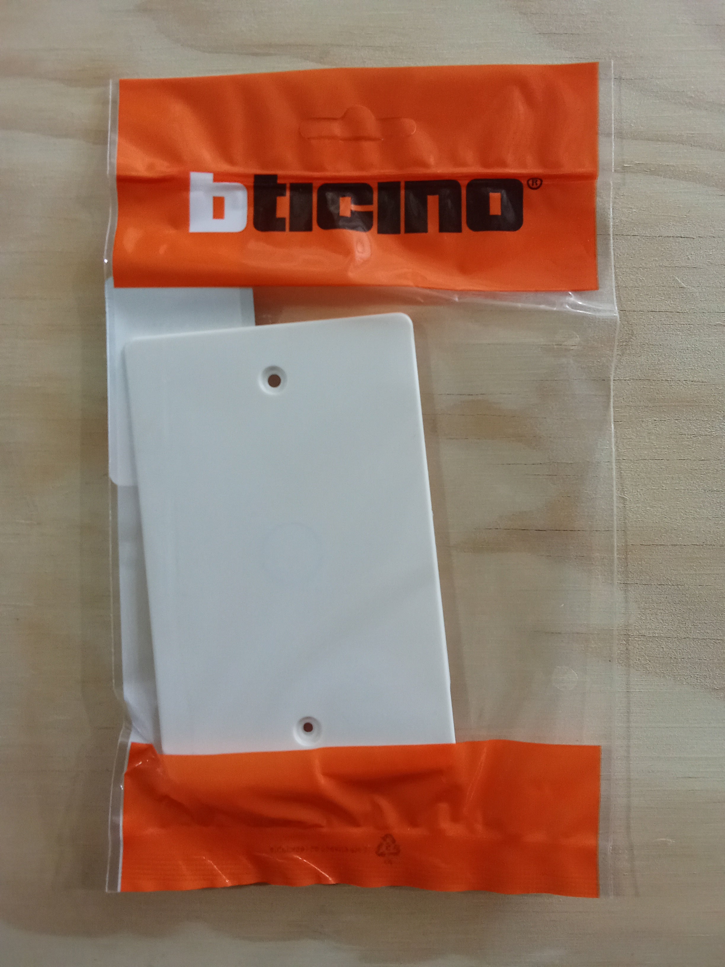 Tapa Ciega Plástica Rígida C/Tornillos