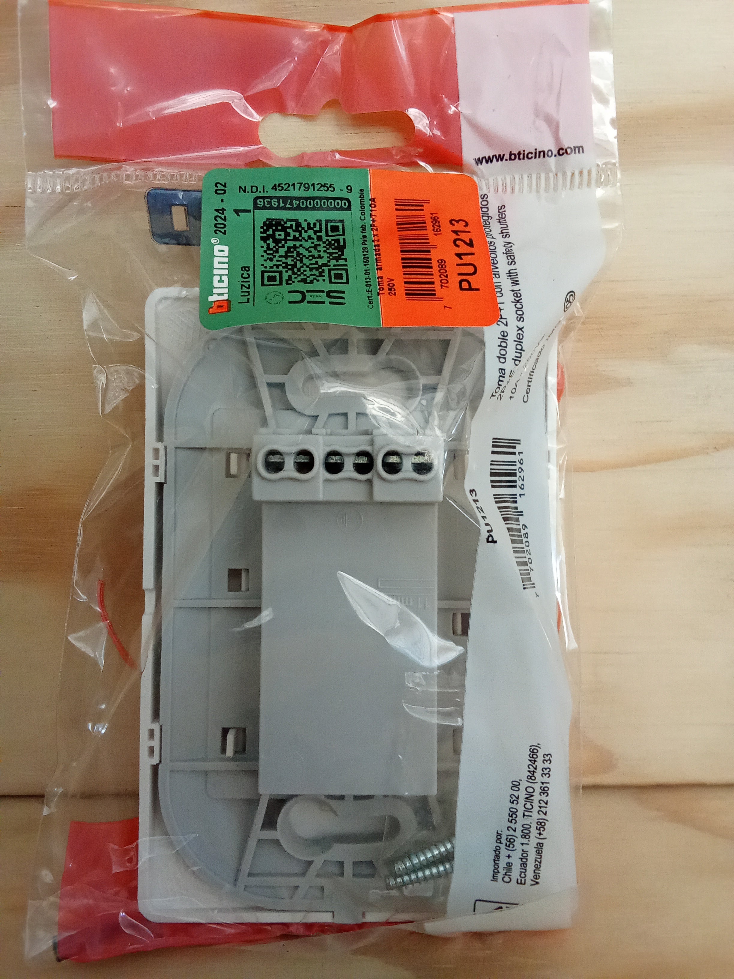 Toma Corriente Doble - 10A-250V