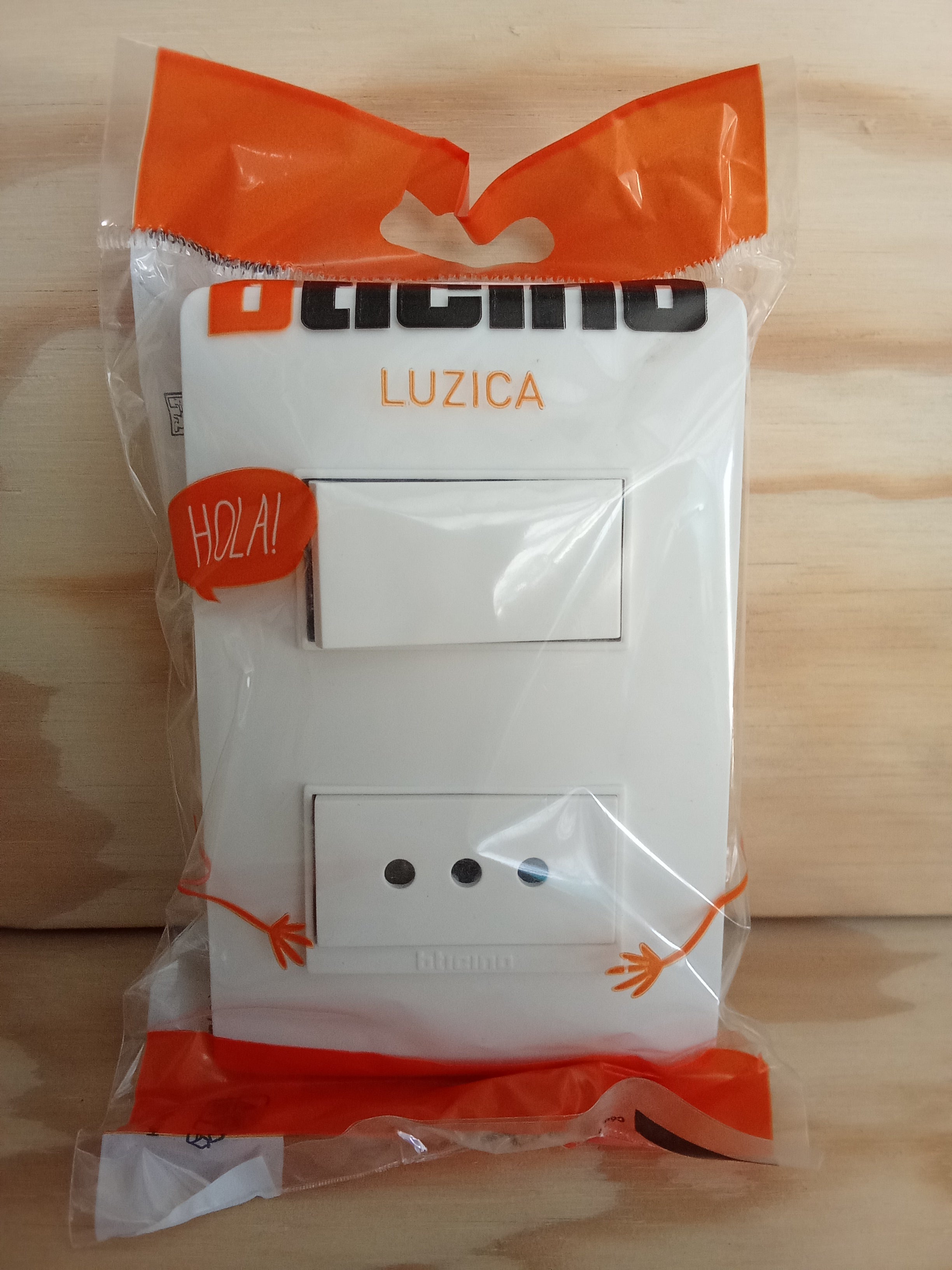 Interruptor + Toma Corriente Simple - 10A 250V