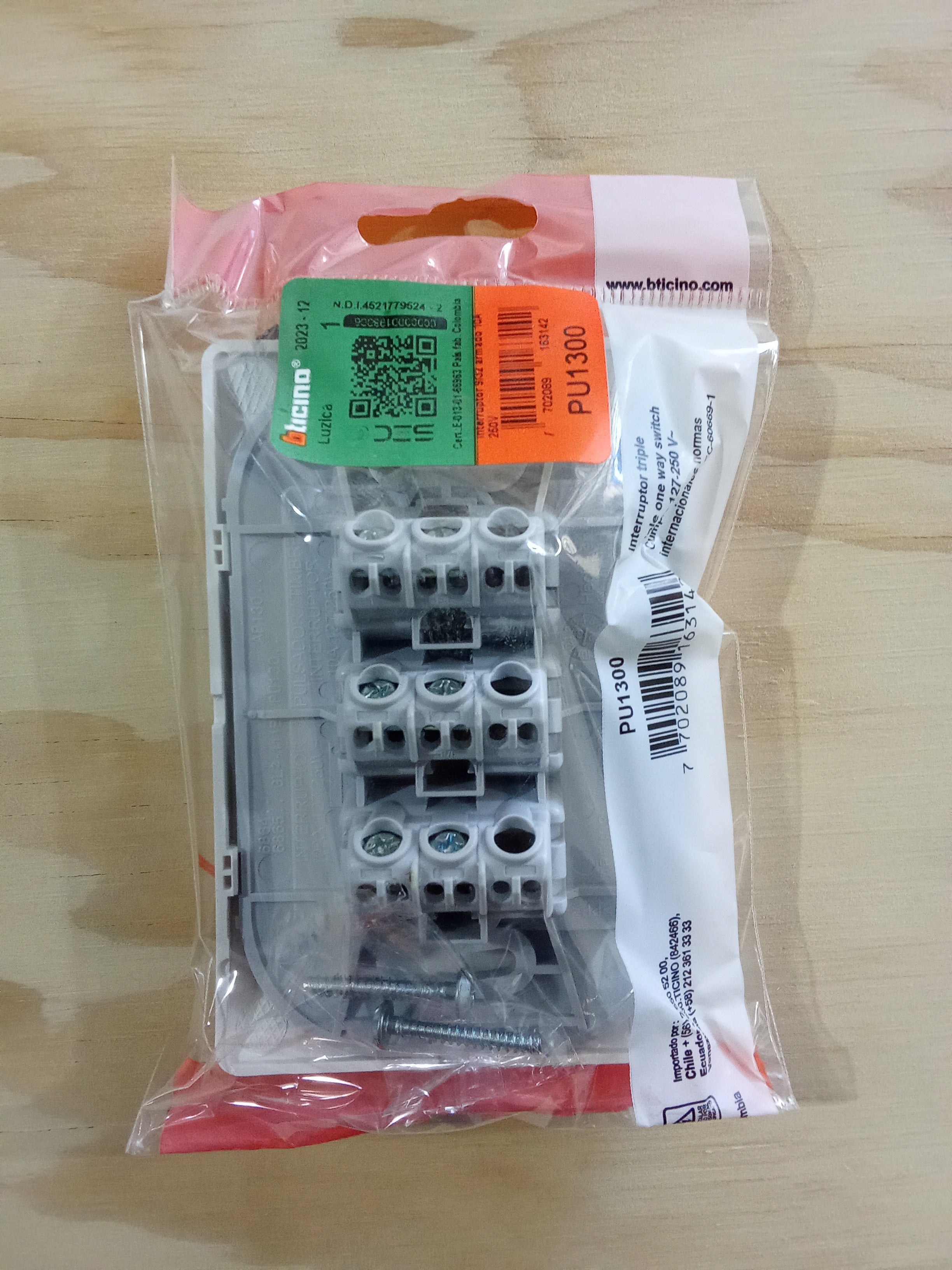 Interruptor Triple unidireccional 127-250V