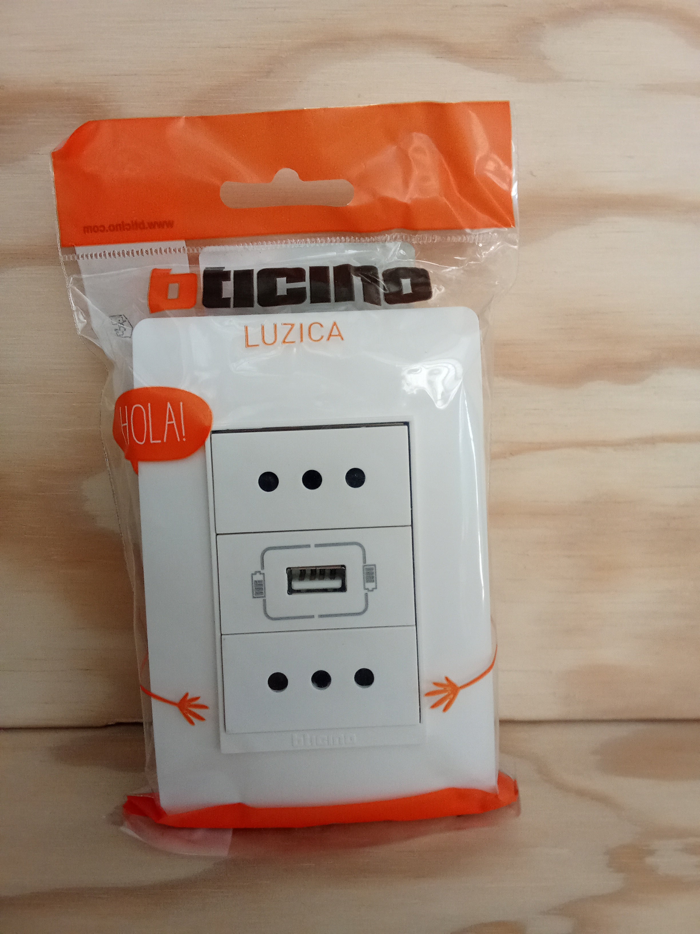 Toma Corriente Doble + Cargador USB 10A - 250V