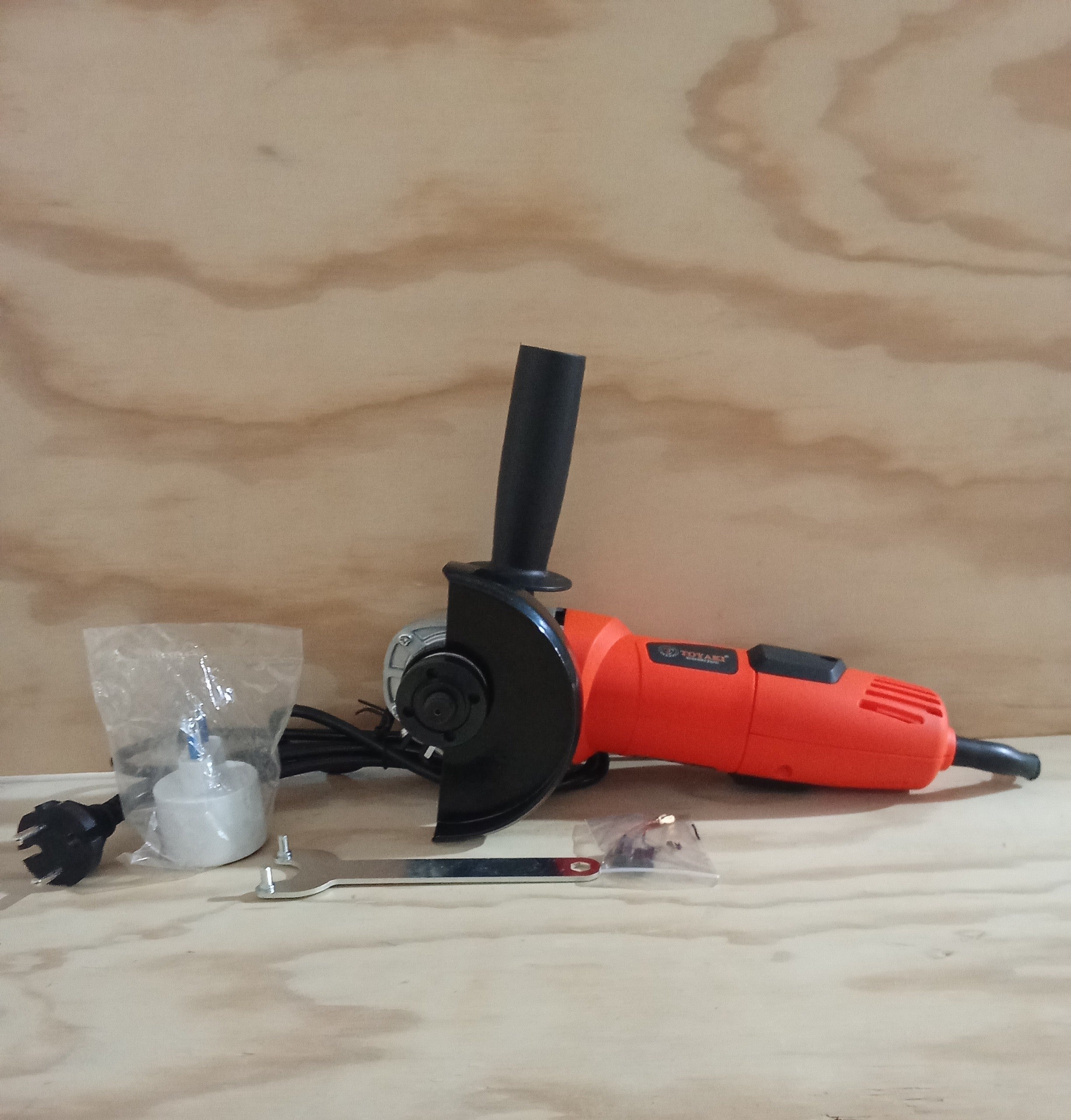 Esmeril Angular 700W - Toyaki