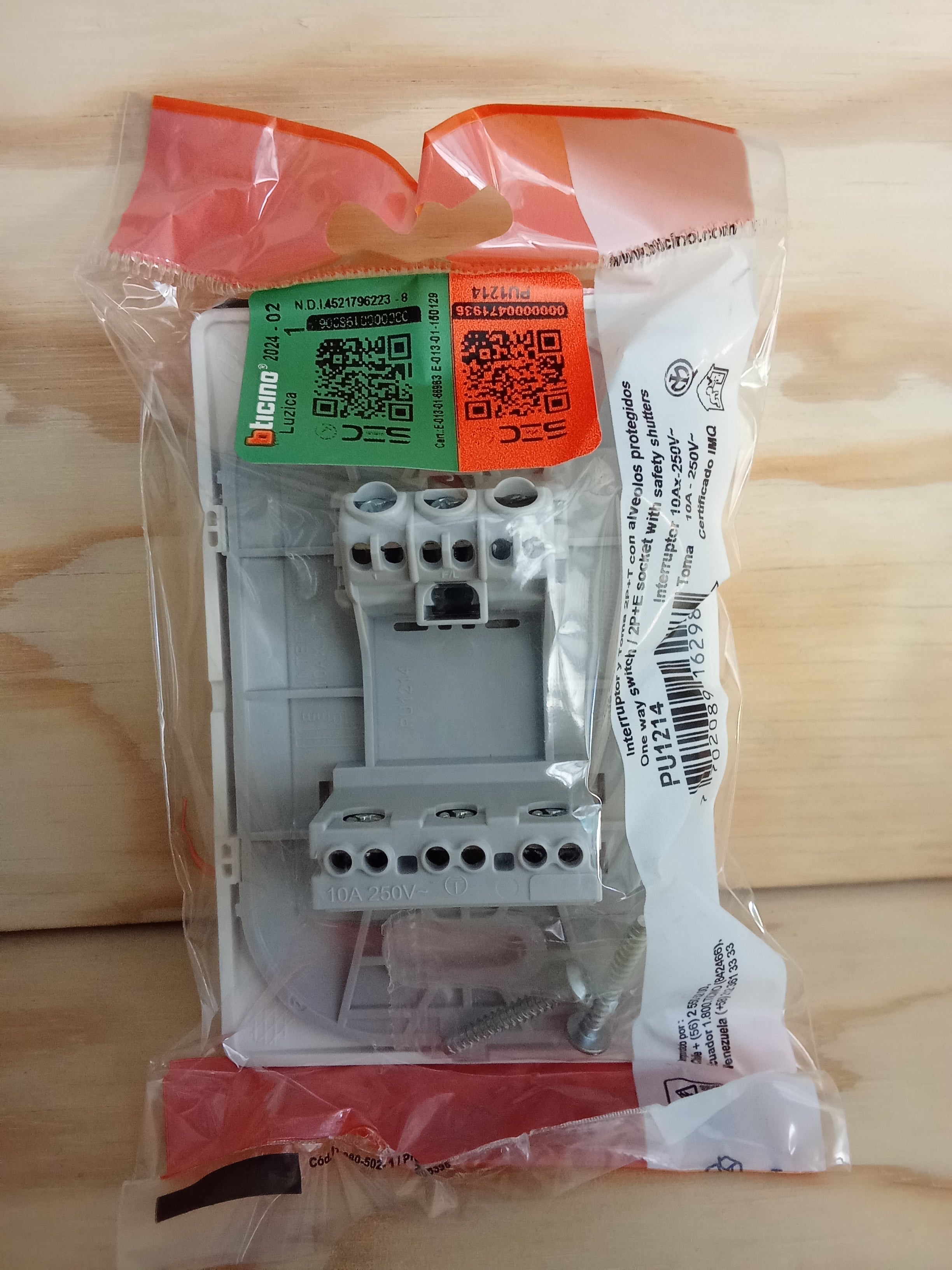 Interruptor + Toma Corriente Simple - 10A 250V