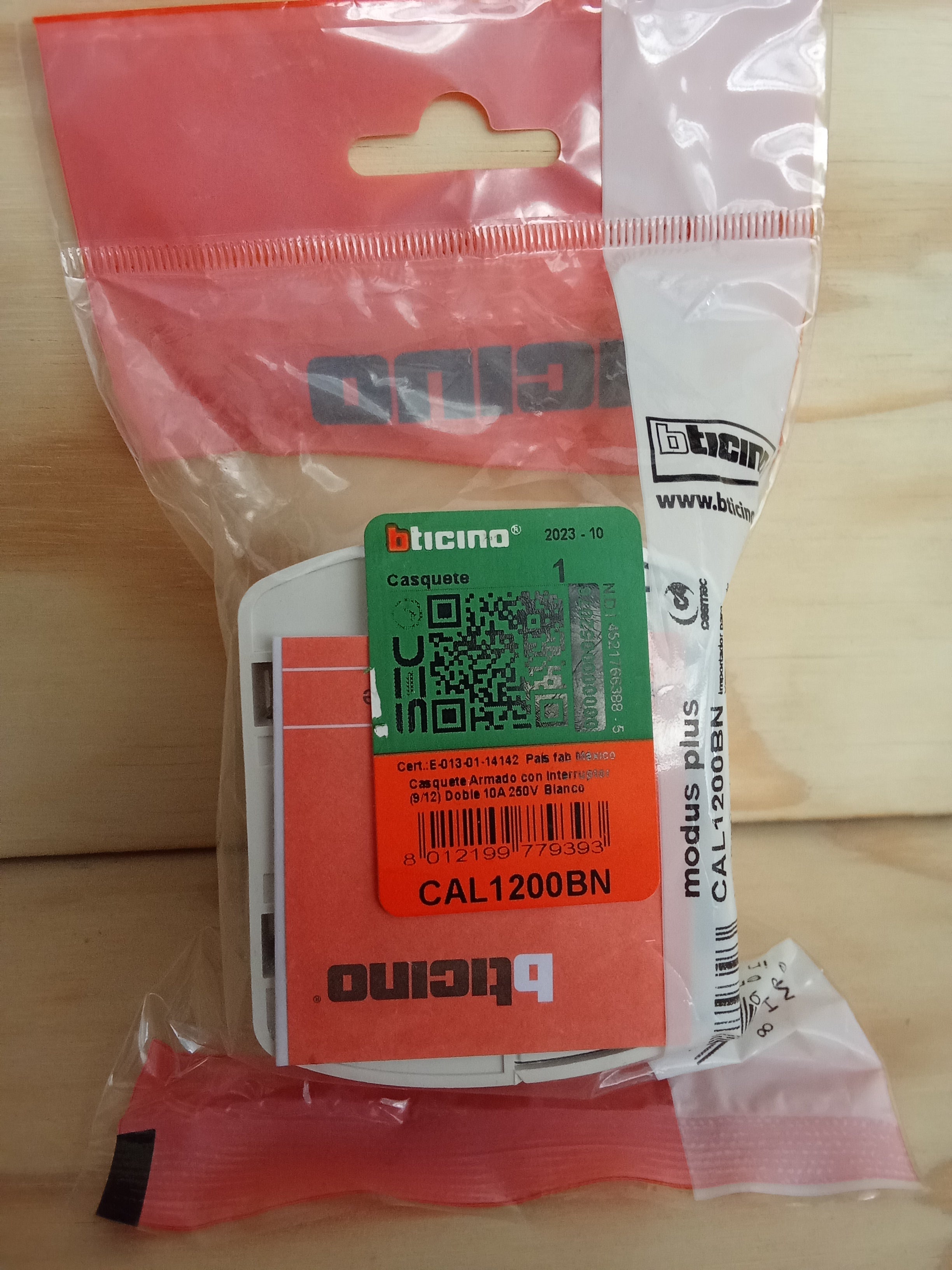 Casquete Toma Corriente Doble Interruptor - 10A 250V