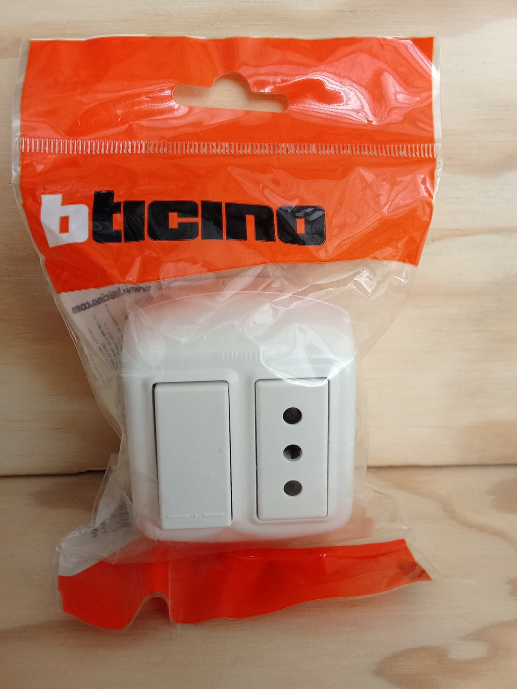 Casquete Interruptor + Toma De Corriente - 10A/250V