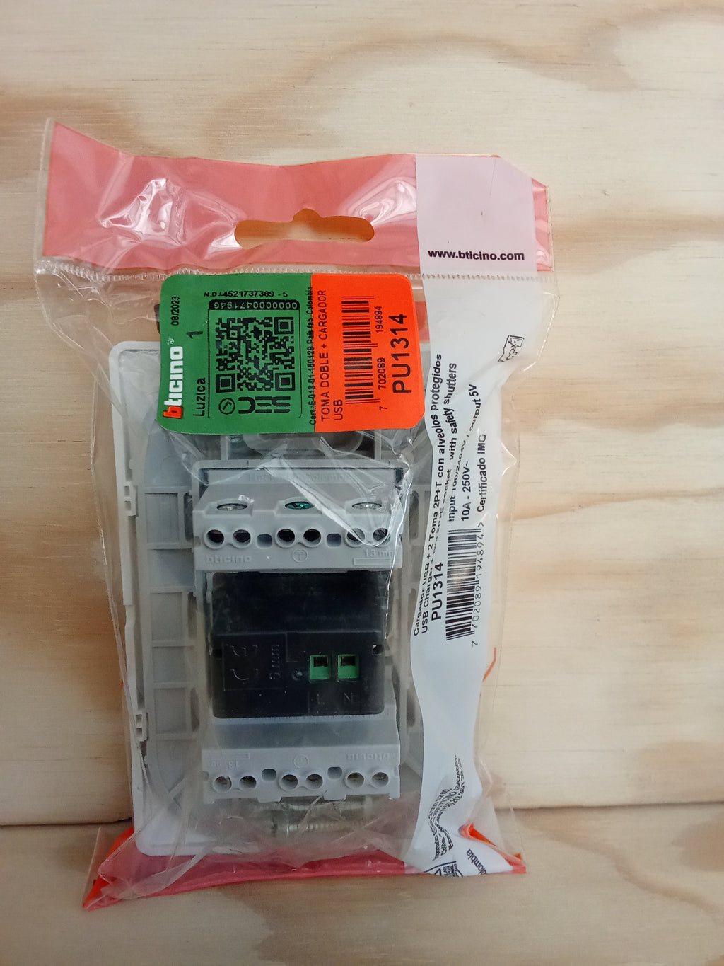 Toma Corriente Doble + Cargador USB 10A - 250V