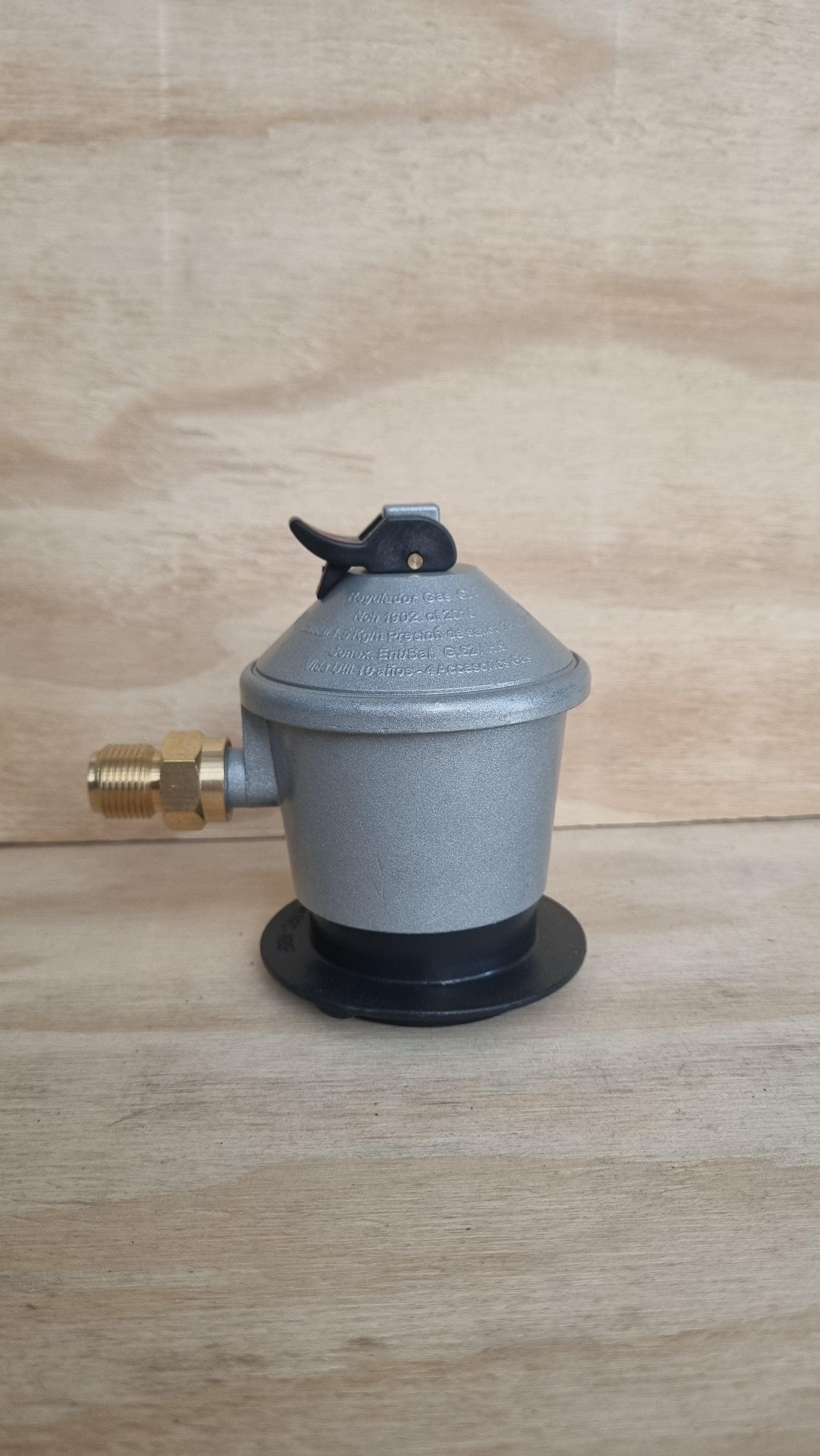 Regulador Con Válvula De Seguridad y Conexión 3/8"