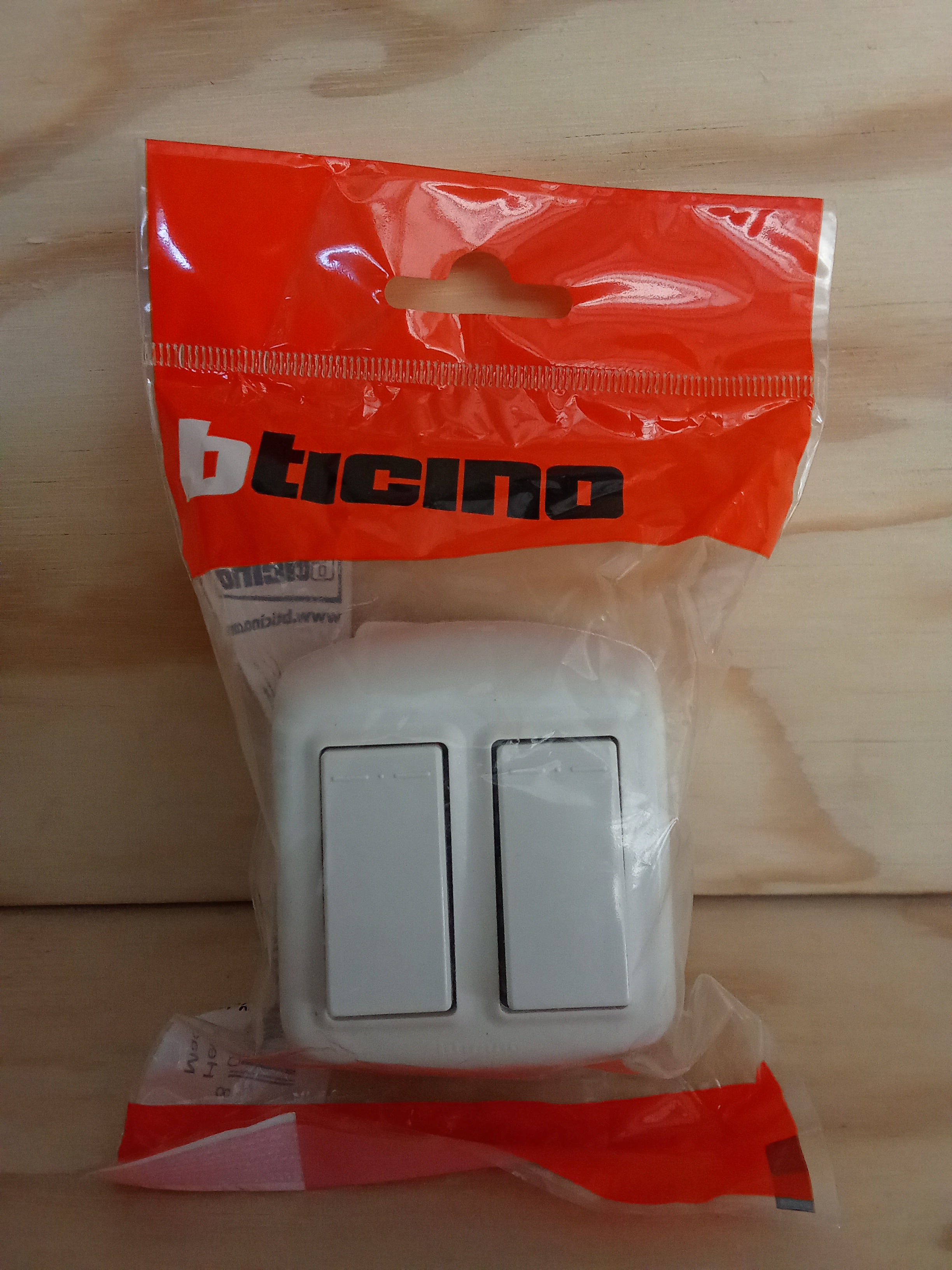 Casquete Toma Corriente Doble Interruptor - 10A 250V